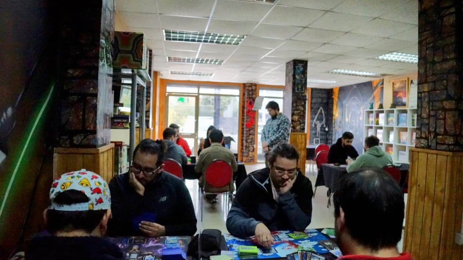 Jugadores reunidos en el local de La Posada del Hechicero en Valdivia